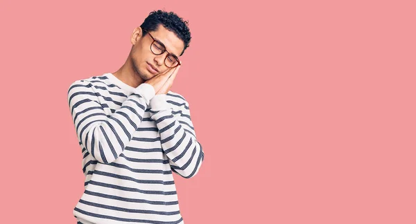 Jovem Hispânico Bonito Vestindo Roupas Casuais Óculos Dormindo Cansado Sonhando — Fotografia de Stock