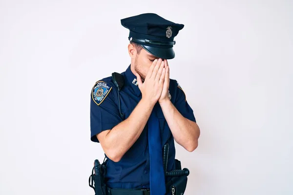 Jovem Caucasiano Vestindo Uniforme Policial Com Expressão Triste Cobrindo Rosto — Fotografia de Stock