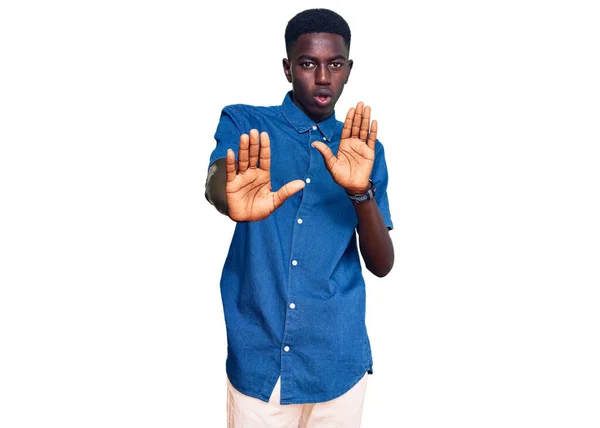 Молодой Африканский Американец Повседневной Одежде Отводит Ладони Показывает Отказ Отрицание — стоковое фото