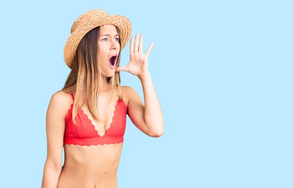 Schöne Brünette Junge Frau Bikini Schreit Und Schreit Laut Seite — Stockfoto