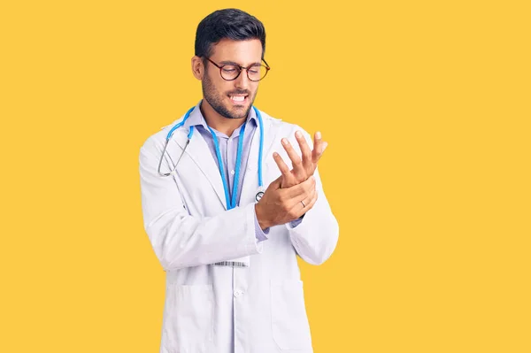 Jovem Hispânico Vestindo Uniforme Médico Estetoscópio Sofrendo Dor Nas Mãos — Fotografia de Stock