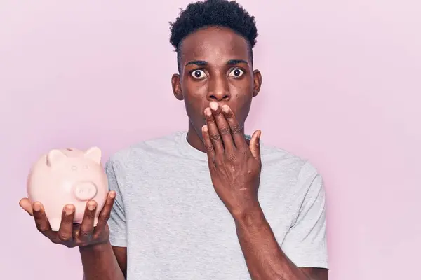 Jonge Afro Amerikaanse Man Die Zwijnenstal Bedekte Mond Met Hand — Stockfoto