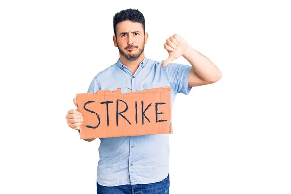 Jovem Hispânico Segurando Cartaz Banner Greve Com Rosto Irritado Sinal — Fotografia de Stock