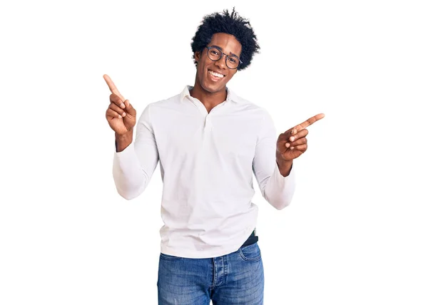 Hombre Afroamericano Guapo Con Pelo Afro Usando Ropa Casual Gafas —  Fotos de Stock