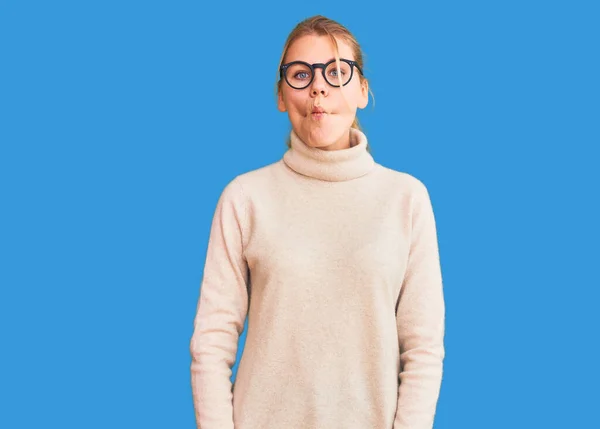 Junge Schöne Blonde Frau Mit Rollkragenpullover Und Brille Die Fischgesicht — Stockfoto