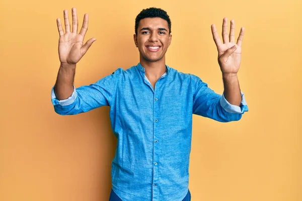 年轻的阿拉伯男子穿着休闲装 用9号手指指指指点点 面带微笑 自信而快乐 — 图库照片
