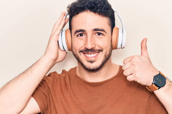 Jovem Hispânico Ouvindo Música Usando Fones Ouvido Sorrindo Feliz Positivo — Fotografia de Stock