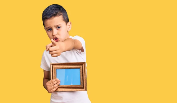 Pequeño Niño Lindo Sosteniendo Marco Vacío Señalando Con Dedo Cámara — Foto de Stock