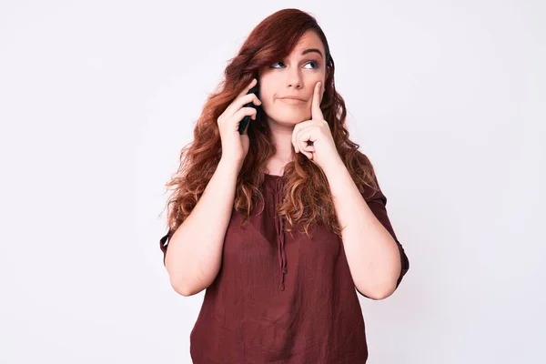 Junge Schöne Frau Gespräch Auf Dem Smartphone Ernstes Gesicht Über — Stockfoto