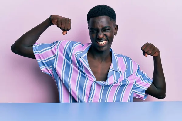 Mladý Afroameričan Neformálním Oblečení Sedí Stole Pyšně Usmívá Fitness Koncept — Stock fotografie