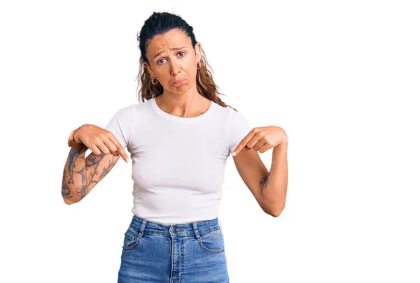 새하얀 셔츠를 슬프고 보이는 문신을 히스패닉 여성이 손가락으로 방향을 지시하는 — 스톡 사진