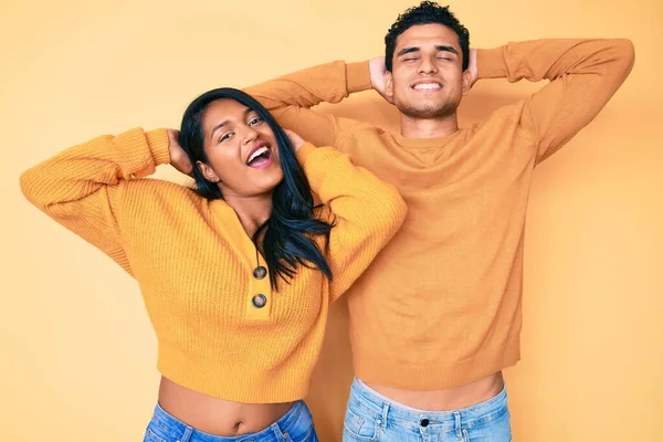 Belo Casal Jovem Latino Vestindo Roupas Casuais Juntos Relaxando Alongamento — Fotografia de Stock