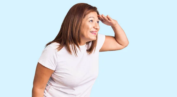 Mulher Latina Meia Idade Vestindo Camiseta Branca Casual Muito Feliz — Fotografia de Stock