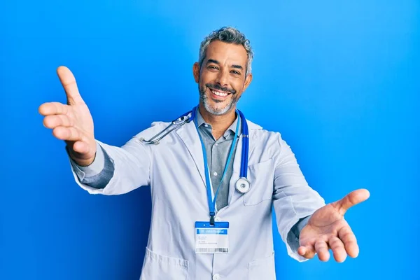 Siwy Mężczyzna Średnim Wieku Noszący Mundur Lekarza Stetoskop Patrzący Kamerę — Zdjęcie stockowe