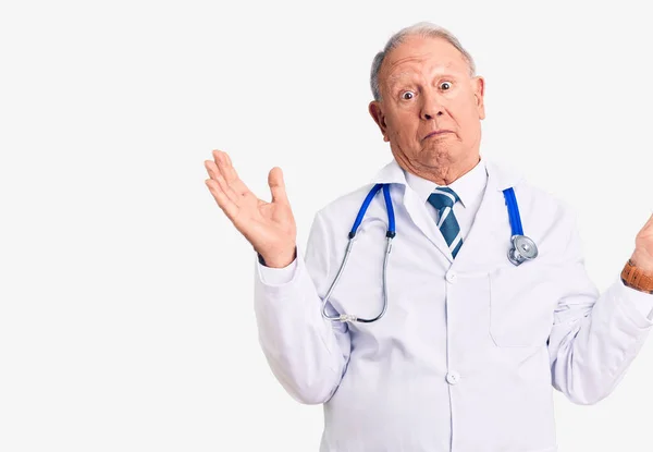 Starší Pohledný Šedovlasý Muž Lékařském Kabátě Stetoskopu Bezradný Zmatený Výraz — Stock fotografie