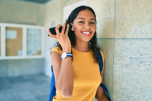 Joven Estudiante Afroamericana Sonriendo Feliz Escuchando Mensaje Audio Universidad —  Fotos de Stock