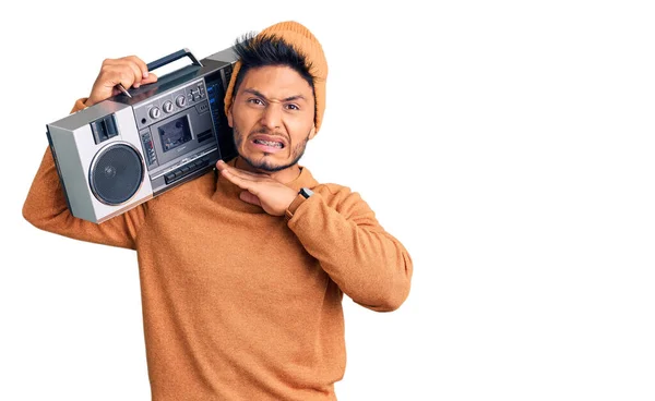 Snygg Latinamerikansk Ung Man Håller Boombox Lyssnar Musik Skära Halsen — Stockfoto