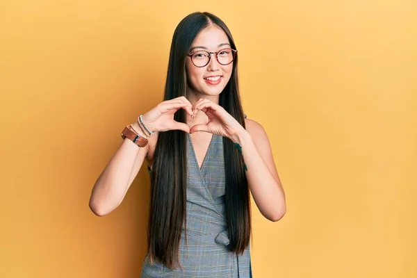 Jonge Chinese Vrouw Draagt Zakelijke Jurk Een Bril Glimlachend Liefde — Stockfoto