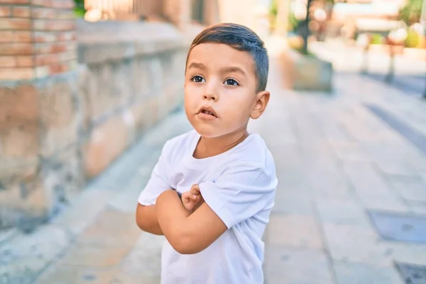 Adorable Niño Hispano Con Expresión Enojo Pie Ciudad —  Fotos de Stock