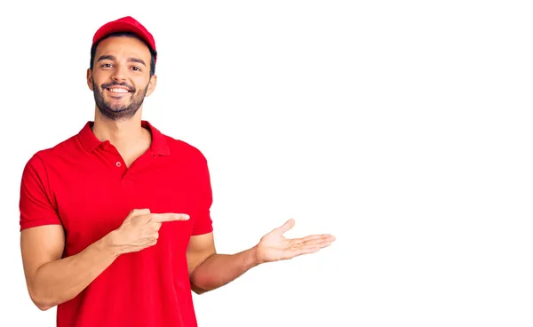 Joven Hombre Hispano Guapo Llevando Uniforme Mensajero Entrega Asombrado Sonriendo —  Fotos de Stock
