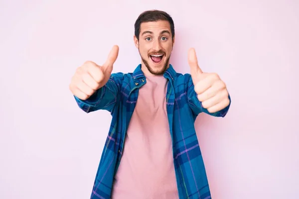 Joven Hombre Guapo Con Ropa Casual Que Aprueba Hacer Gesto —  Fotos de Stock