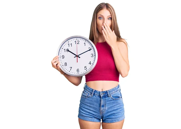 Jeune Belle Femme Blonde Tenant Une Grande Horloge Couvrant Bouche — Photo