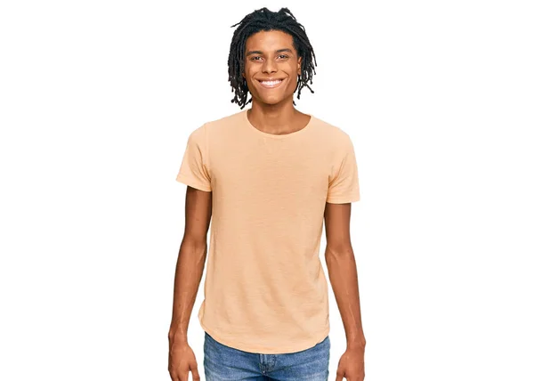 Jovem Afro Americano Vestindo Roupas Casuais Com Sorriso Feliz Legal — Fotografia de Stock