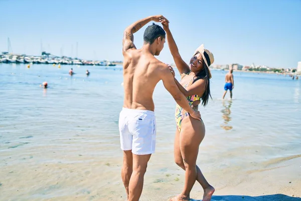 Jovem Casal Latino Vestindo Roupa Banho Sorrindo Feliz Dançando Praia — Fotografia de Stock