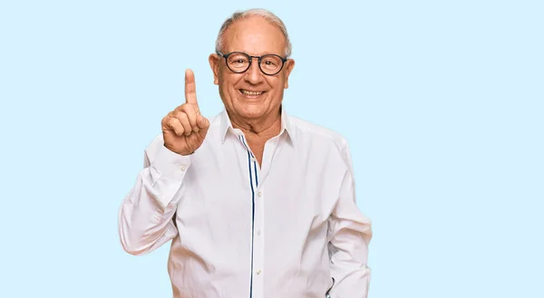 Senior Kaukasier Man Bär Business Shirt Och Glasögon Som Visar — Stockfoto