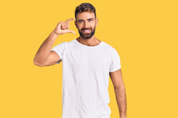 Jonge Spaanse Man Draagt Casual Wit Tshirt Glimlachend Zelfverzekerd Gebaar — Stockfoto