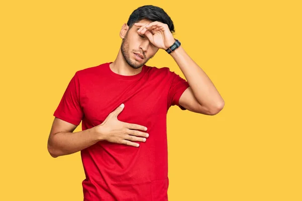 Joven Hombre Guapo Con Camiseta Roja Casual Tocando Frente Por —  Fotos de Stock