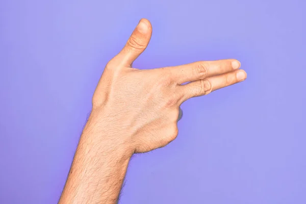 Mano Joven Caucásico Mostrando Los Dedos Sobre Fondo Púrpura Aislado —  Fotos de Stock