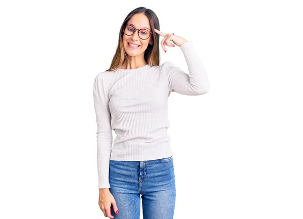 Schöne Brünette Junge Frau Lässigem Weißen Pullover Und Brille Lächelnd — Stockfoto