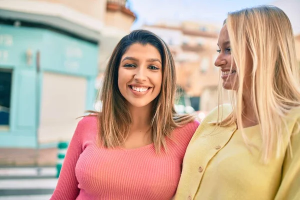 Twee Mooie Jong Meisje Vrienden Samen Hebben Plezier Stad — Stockfoto