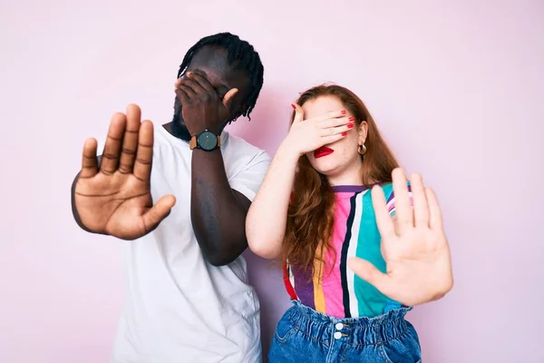 Couple Interracial Portant Des Vêtements Décontractés Couvrant Les Yeux Avec — Photo