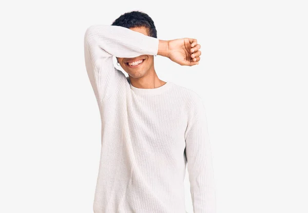 Joven Hombre Amerciano Africano Vistiendo Ropa Casual Cubriendo Los Ojos — Foto de Stock