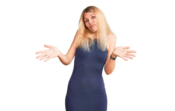 Mujer Rubia Hermosa Joven Con Vestido Casual Expresión Despistada Confusa — Foto de Stock