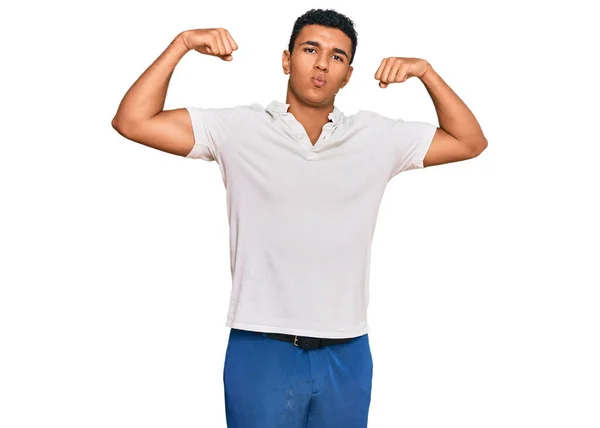 Homem Árabe Jovem Vestindo Roupas Casuais Mostrando Músculos Braços Sorrindo — Fotografia de Stock