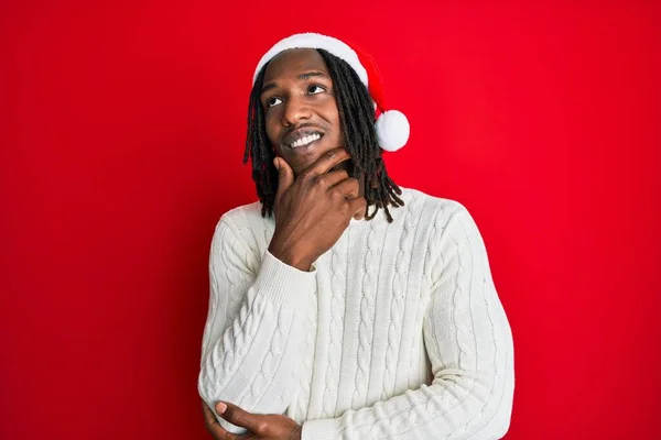 Homem Afro Americano Com Tranças Usando Chapéu Natal Com Mão — Fotografia de Stock