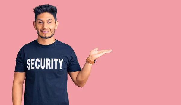 Όμορφος Λατίνος Αμερικανός Νεαρός Άνδρας Φορώντας Μπλουζάκι Ασφαλείας Χαμογελώντας Χαρούμενα — Φωτογραφία Αρχείου