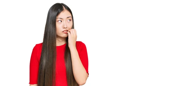 Молодая Китаянка Повседневной Одежде Выглядит Напряженной Нервной Руками Губах Грызущими — стоковое фото