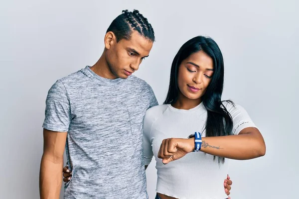 Gündelik Kıyafetler Giyen Genç Latin Çift Kol Saatini Kontrol Ediyor — Stok fotoğraf