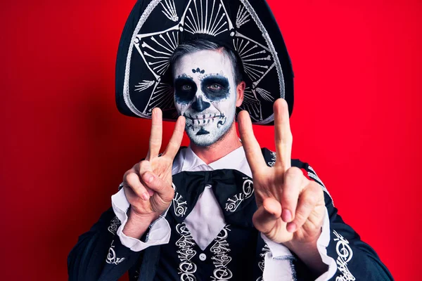 Mladý Muž Mexickém Dni Mrtvého Kostýmu Přes Červený Úsměv Dívající — Stock fotografie