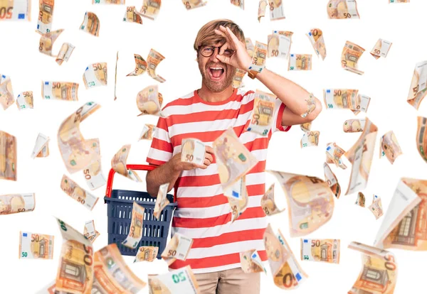 Schöner Kaukasischer Mann Mit Bart Der Supermarkt Einkaufskorb Lächelnd Glücklich — Stockfoto