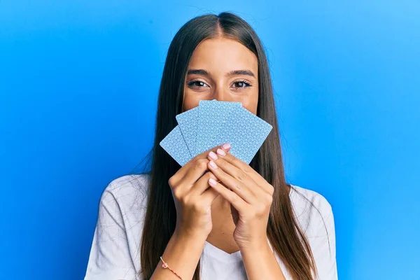 Ung Latinamerikansk Kvinna Spelar Spel Poker Täcka Ansikte Med Kort — Stockfoto