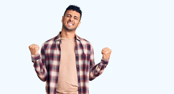 Joven Hombre Hispano Vistiendo Ropa Casual Muy Feliz Emocionado Haciendo —  Fotos de Stock