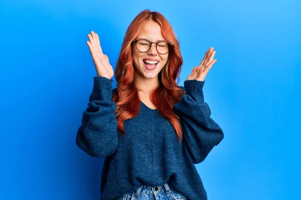 Jeune Belle Femme Rousse Portant Pull Décontracté Des Lunettes Sur — Photo