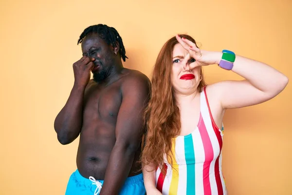 Couple Interracial Portant Des Maillots Bain Sentant Quelque Chose Puant — Photo