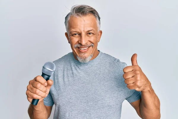 Hombre Pelo Gris Mediana Edad Cantando Canción Usando Micrófono Sonriendo —  Fotos de Stock