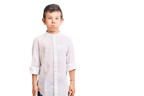 Zarif Gömlek Giyen Sevimli Sarışın Çocuk Komik Suratlı Yanak Şişiriyor — Stok fotoğraf